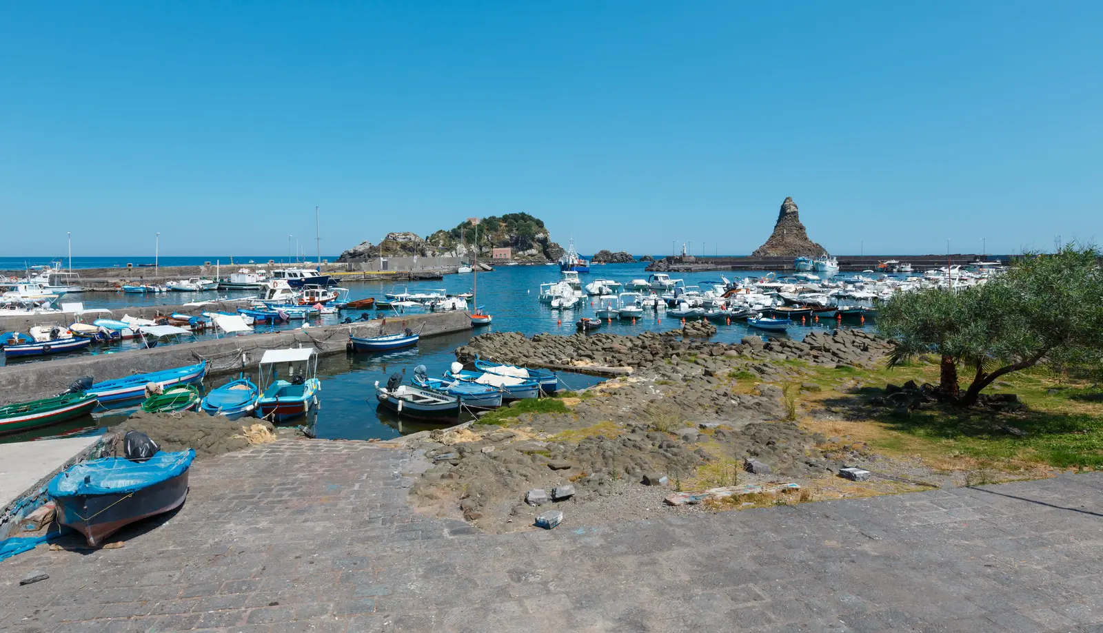 Porticciolo di Aci Trezza con la Marina dei Ciclopi