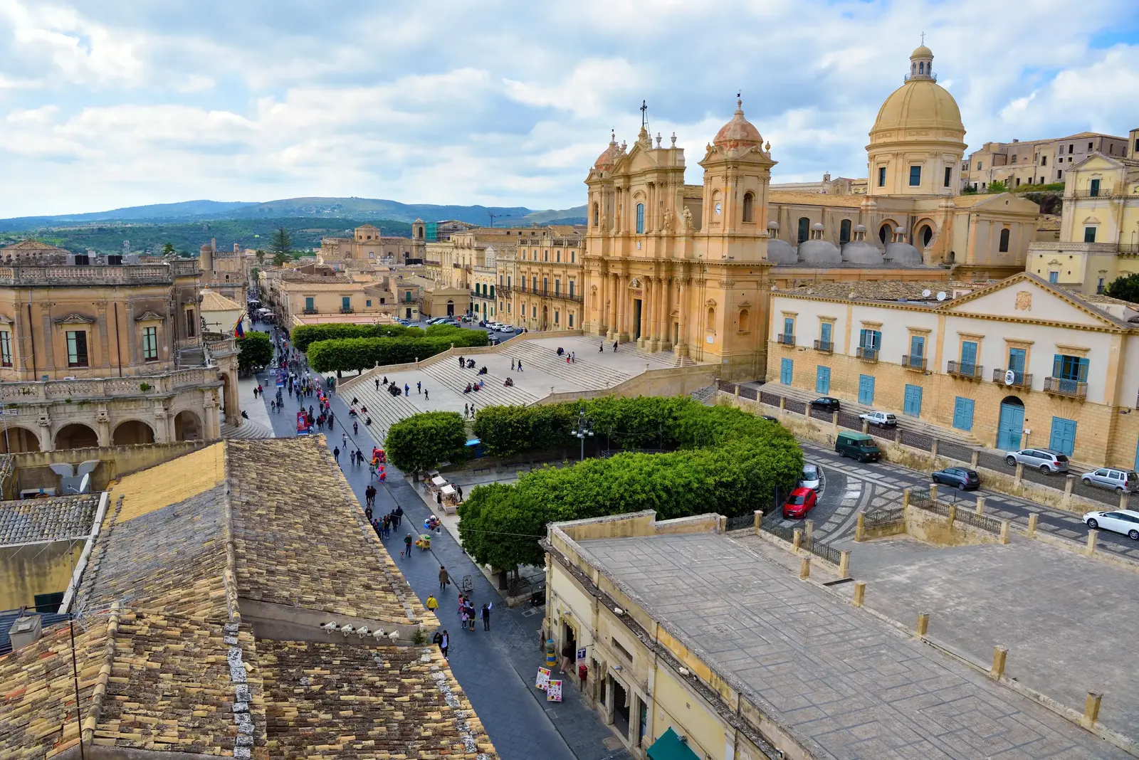 Cattedrale di Noto illuminata di sera, barocco siciliano