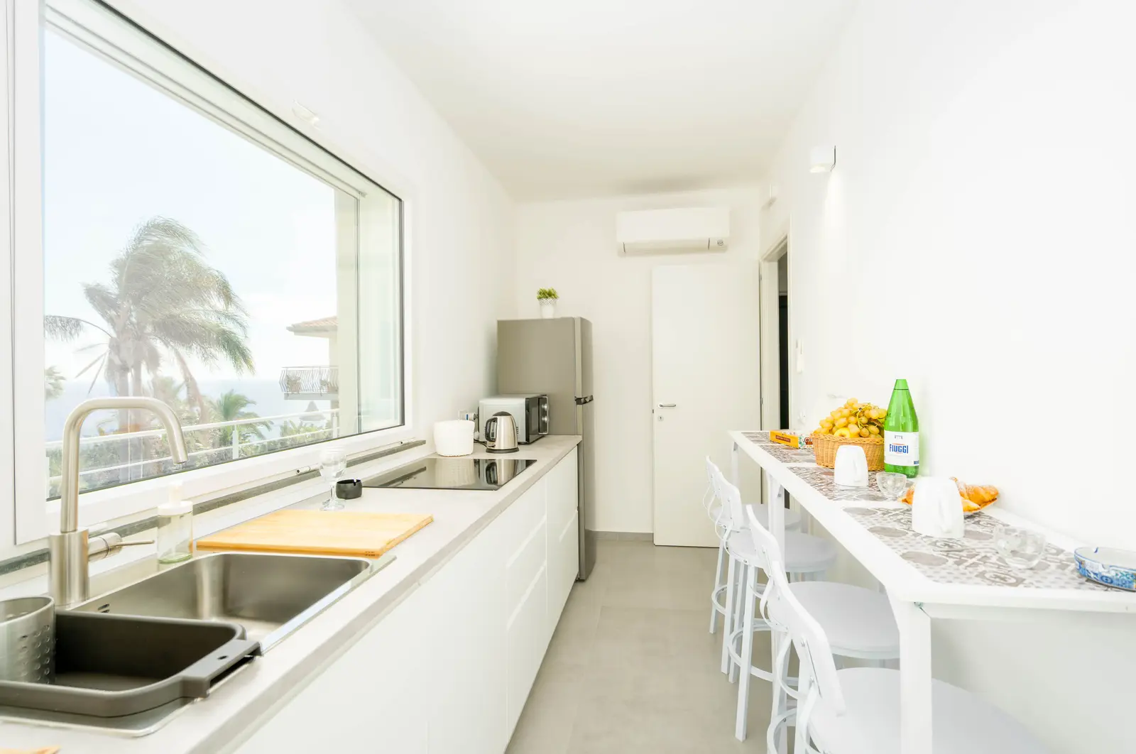 Soggiorno luminoso con cucina a vista Giumar Apartments