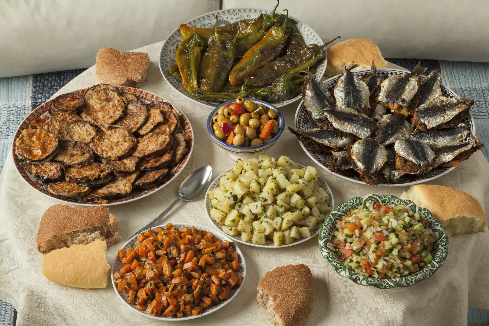 Antipasti rustici siciliani con salumi e formaggi