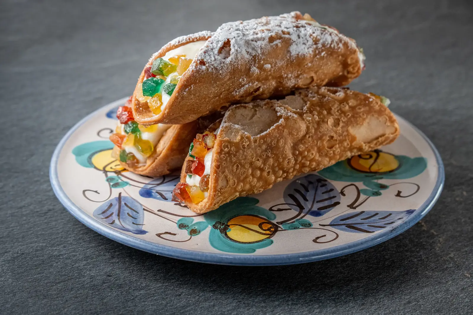Cannolo siciliano con ricotta fresca e canditi
