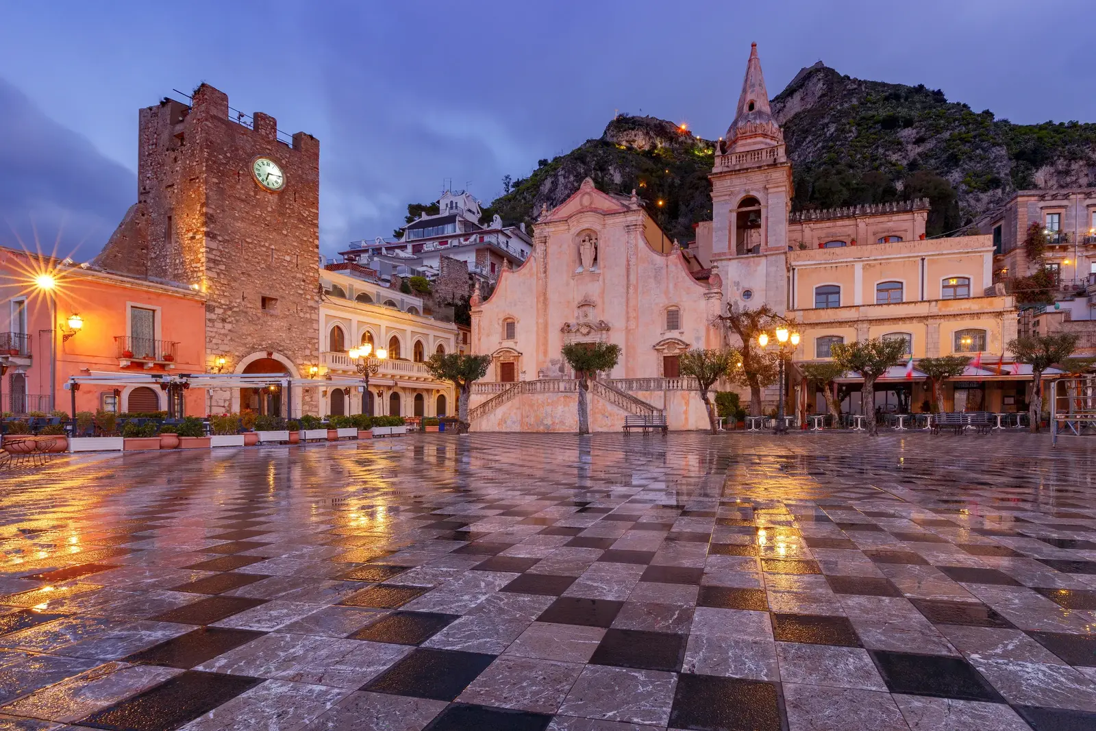 Teatro Greco di Taormina con vista Etna